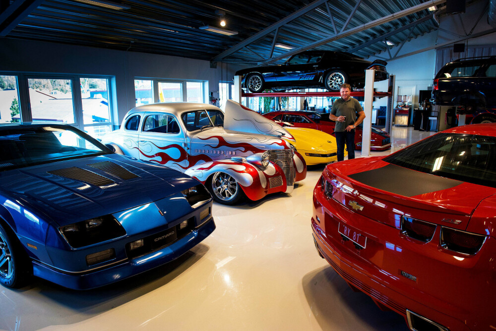 «BENSIN­HODE»: Samlingen av amerikanske biler Stig har mekket og satt i stand er imponerende.