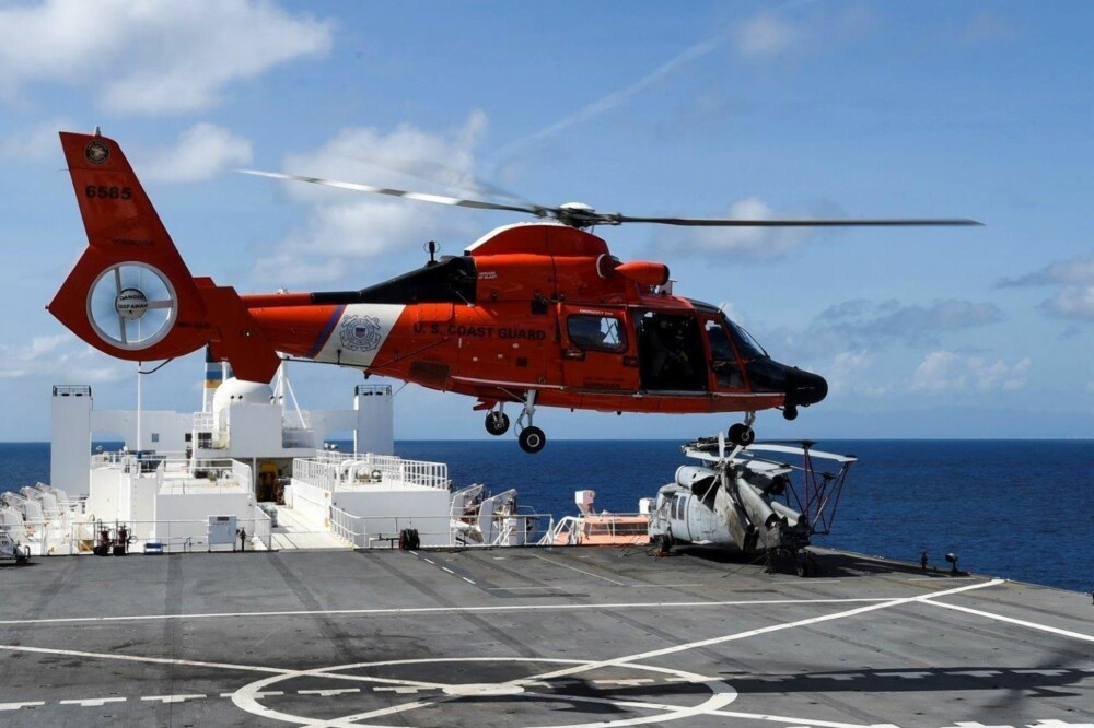 ENESTE TRANSPORT: Når været er røft, eller skipene er underveis er det bare helikopteret som kan brukes til å transportere pasienter.