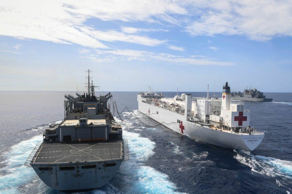 ØVELSE: Det japanske krigsskipet JS Shimokita ved siden av USNS Mercy under Pacific Partnership 2016 i Da Nang, Vietnam.