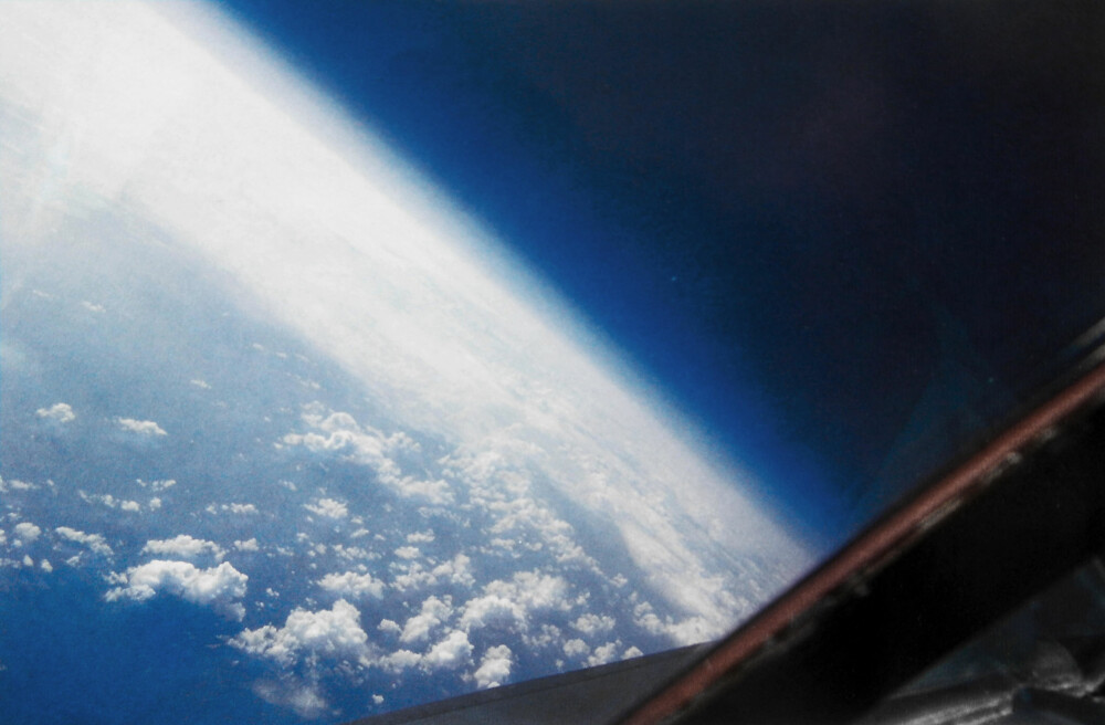 NESTEN ROMSKIP: Utsikten fra en SR-71 Blackbird på 25.000 meters høyde kunne man tydelig se jordkrummingen og stjernehimmelen midt på dagen.