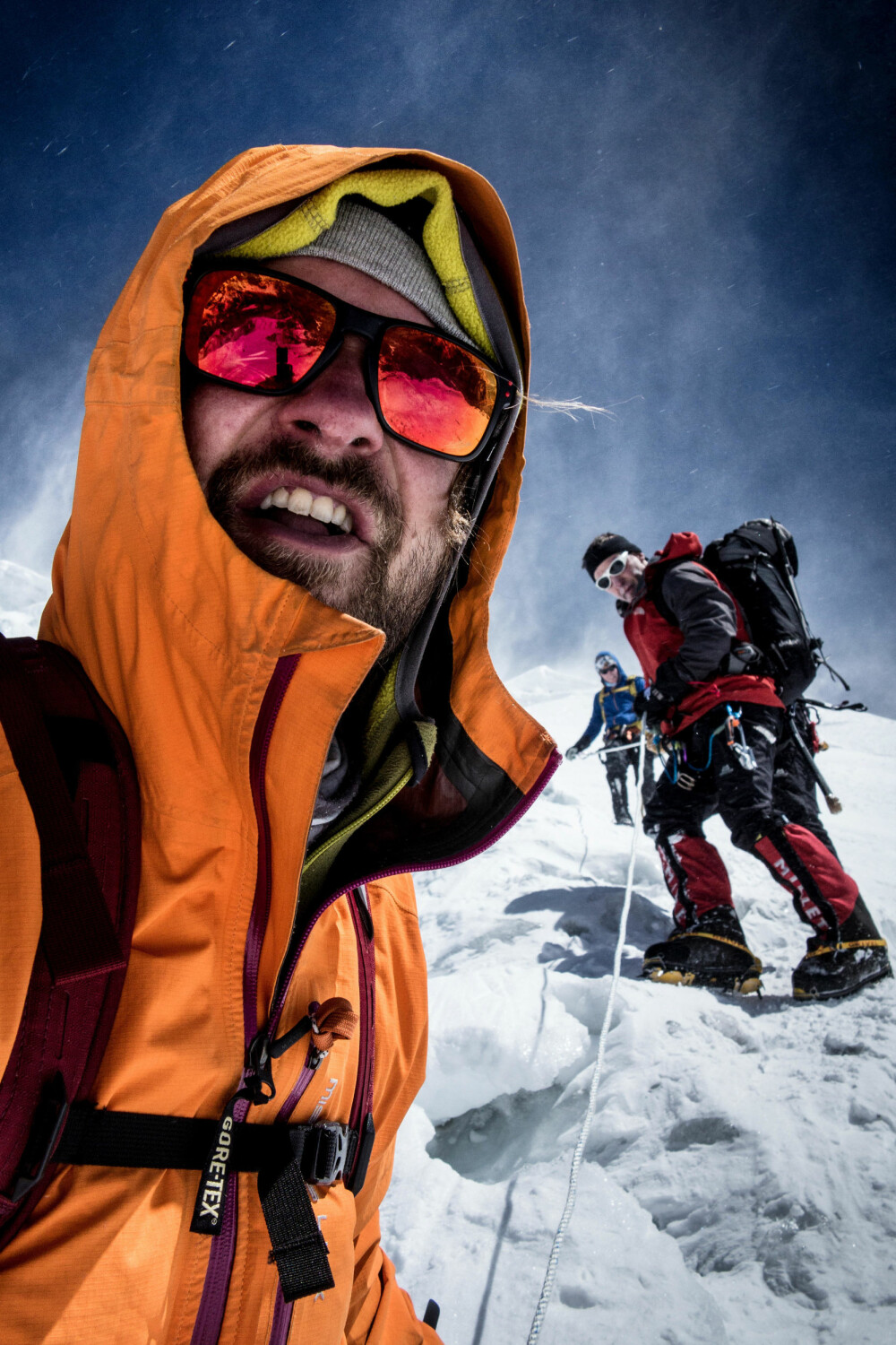 PÅ JOBB MED HARRY: Petter jobbet som filmfotograf på Mount Everest for serien «Harry's Mountain Heroes». Her under en akklimatiseringstur på Mt. Lobuche.