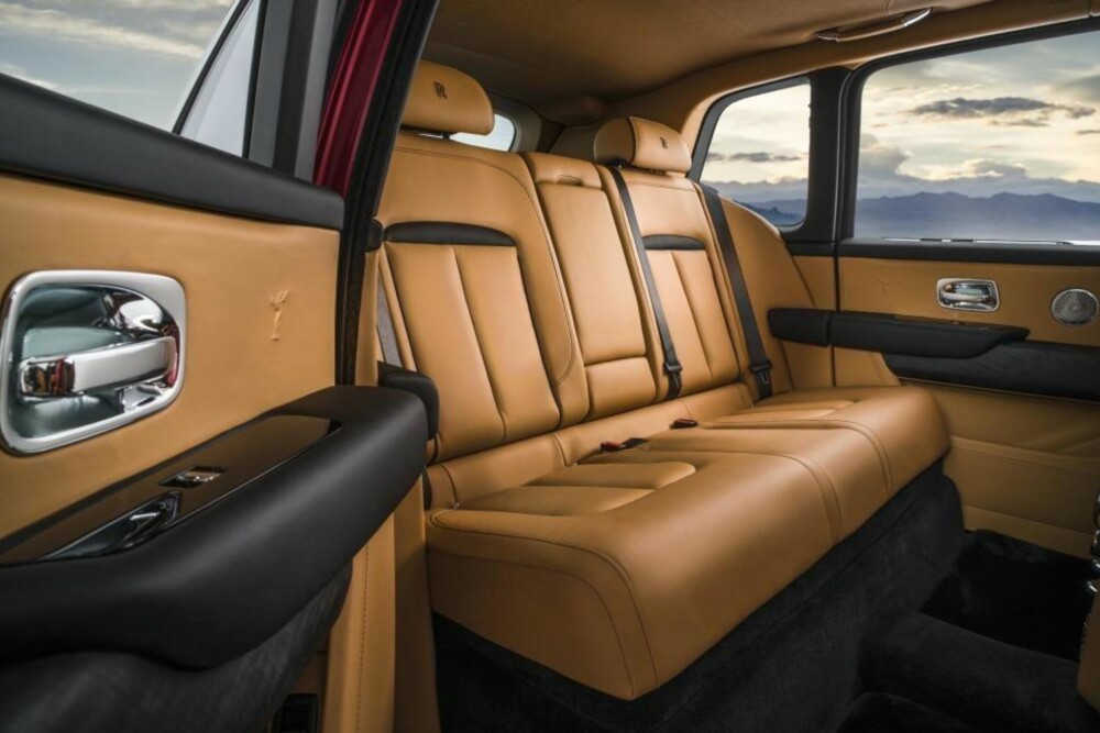SMAKFULLT: Polert stål og førsteklasses skinn i baksetene. Rolls-Royce-logoen er preget i skinnet på døren.