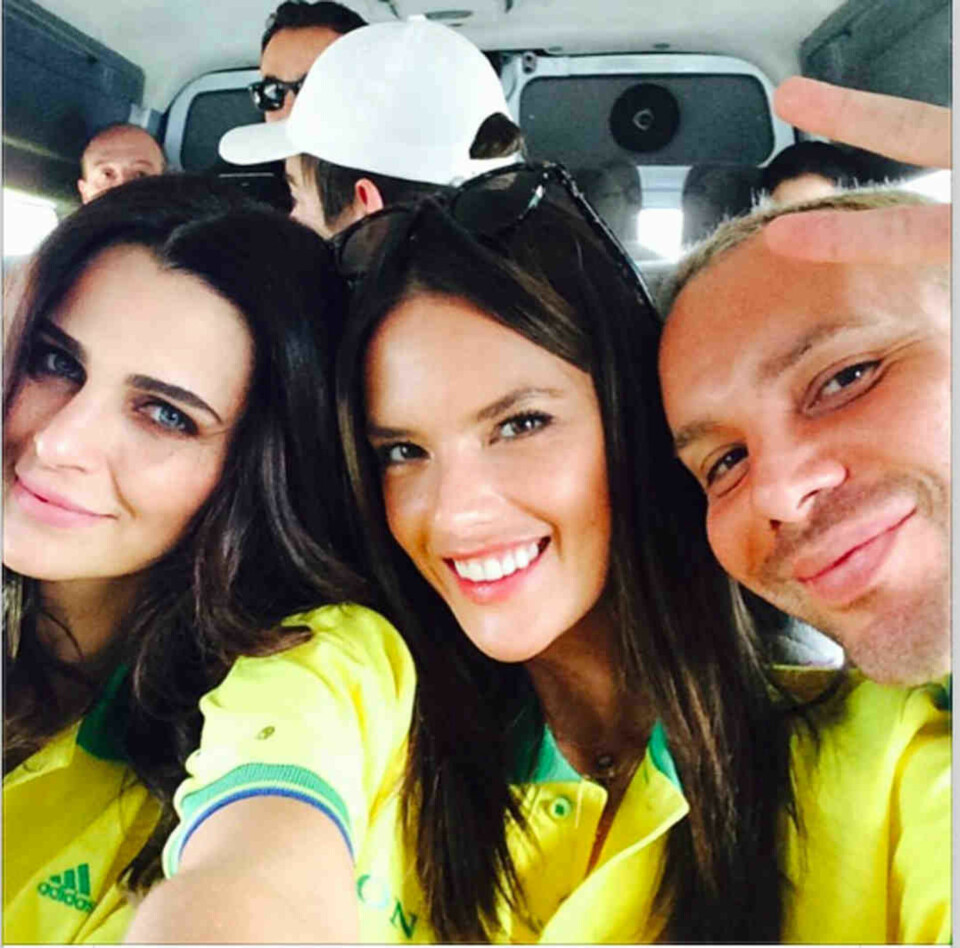 Alessandra Ambrosio har postet en haug med selfies som viser hun er Brasil-fan på sin hals. Her sammen med programleder i Brasils Next Top Model, Fernanda Motta og en kamerat.