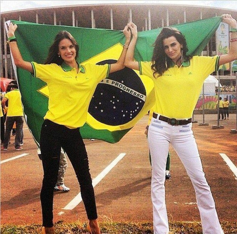 ALESSANDRA og Fernanda med stort flagg før kampstart.