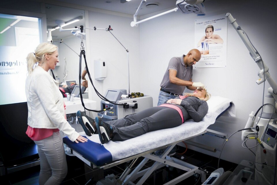 BEHANDLING: Caroline Jensen får injisert Botox av Kingsley Mariadasan, mens Therese Ludvigsen følger med. Foto: Lisbeth Andresen (Romerikes Blad)