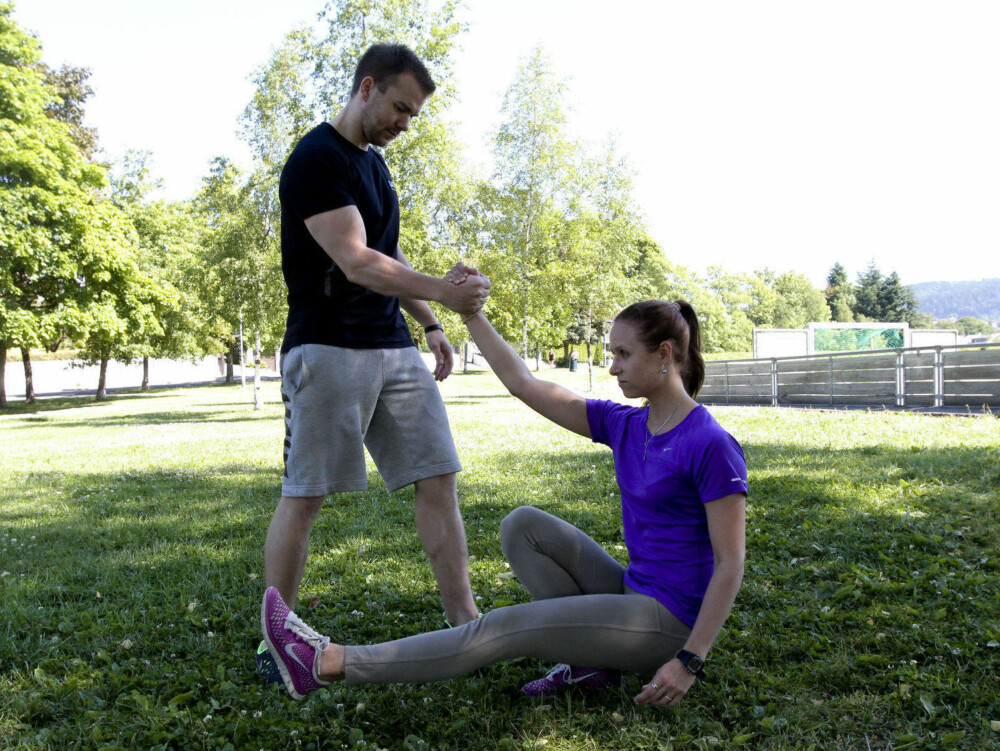 TRENINGSRÅD: Vi fikk tips fra personlig trener om hvilke parøvelser man kan trene utendørs i sommer. Her demonstrerer Side2s journalist og PT Morgan Moen øvelsen «pistol squat».
