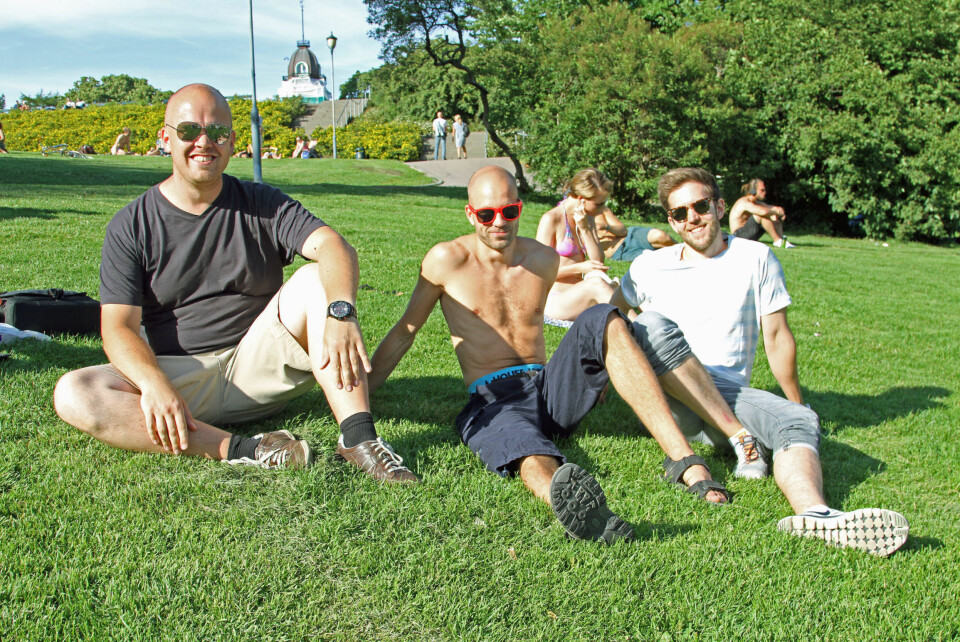 KOMMER RETT FRA JOBB: Verken Jørgen Emerslund, Lars Christian Lindman eller Magnus Grandby har på seg solkrem når de samles i parken etetr jobb.