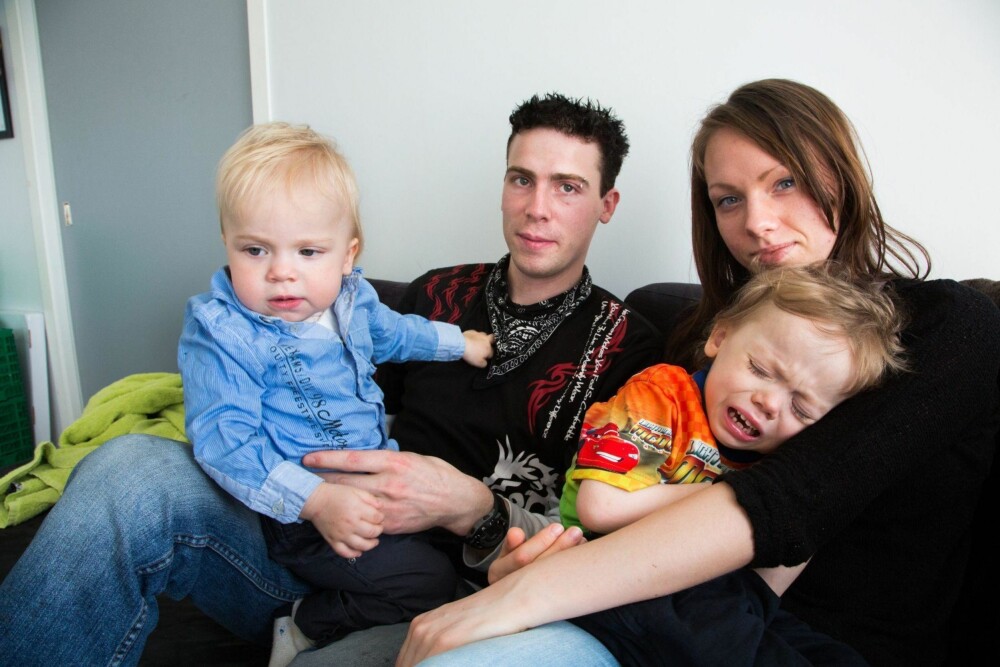 KAMPEN: Kasper (1), Dennis (3), mamma Laila-Helen Lieng (22) og pappa Kim Aagensen (26) fortalte historien sin første gang i Nordlys for to år siden.