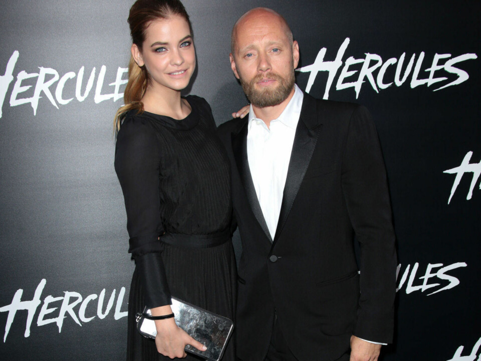 Aksel Hennie stilte med supermodell på premiere