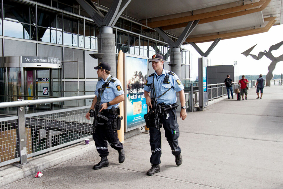Bevæpnet politi på Oslo Lufthavn Gardermoen torsdag formiddag. Politiet har høynet beredskapsnivået etter en trussel om terrorangrep.
