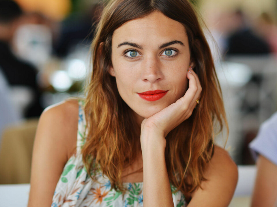 HOLDER STILEN: Tamah sminker blant annet Alexa Chung - som ser duggfrisk ut på tross av varmen.