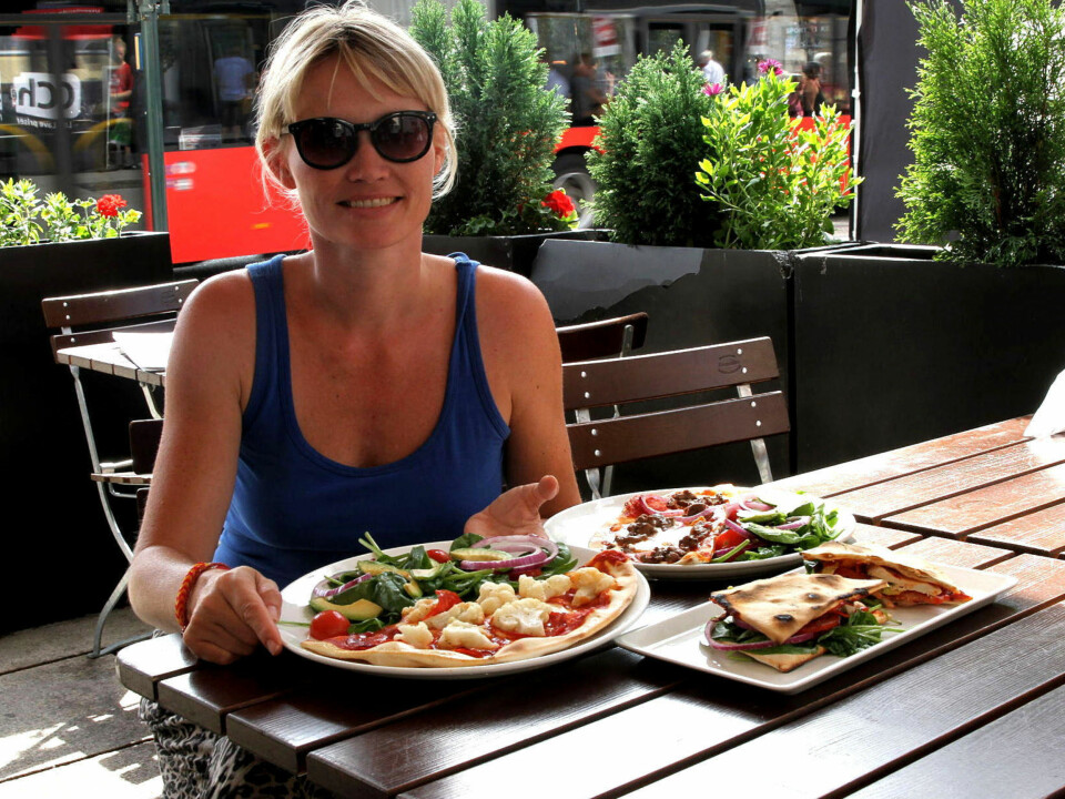 PIZZATEST: Journalist Helle er spent på hvordan den «sunne pizzaen» smaker.