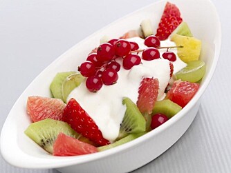 FRUKTSALAT: Oppskjært frukt med kesam er en sunn og god dessert.