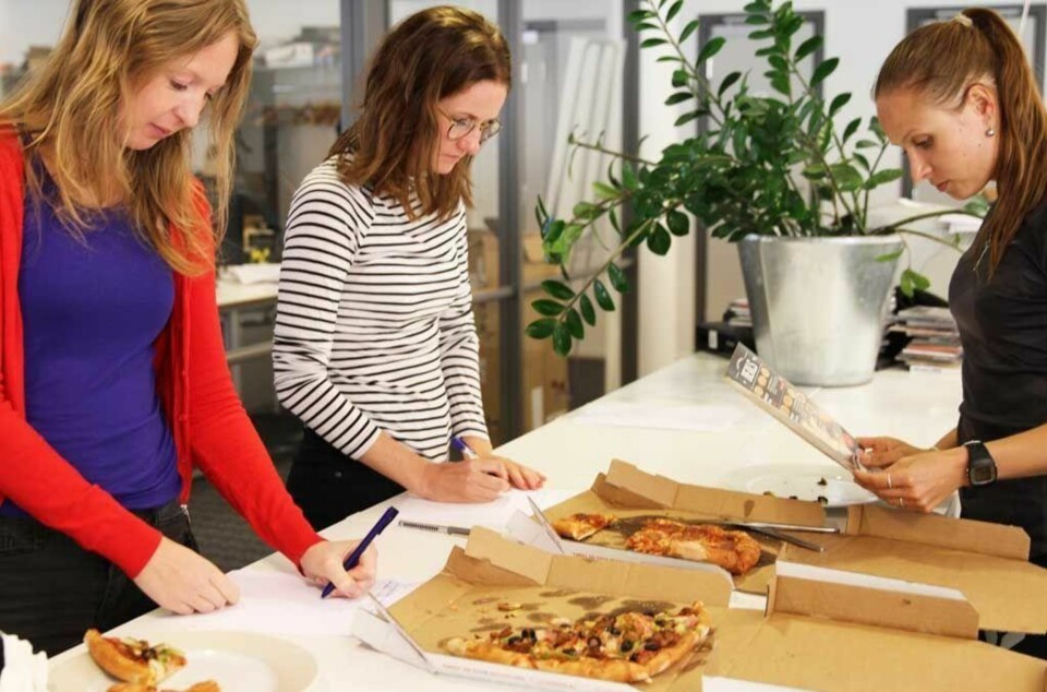 Vi sjekker innholdet og skriver vår dom over pizzaene fra nyåpnede Domino's Pizza.
