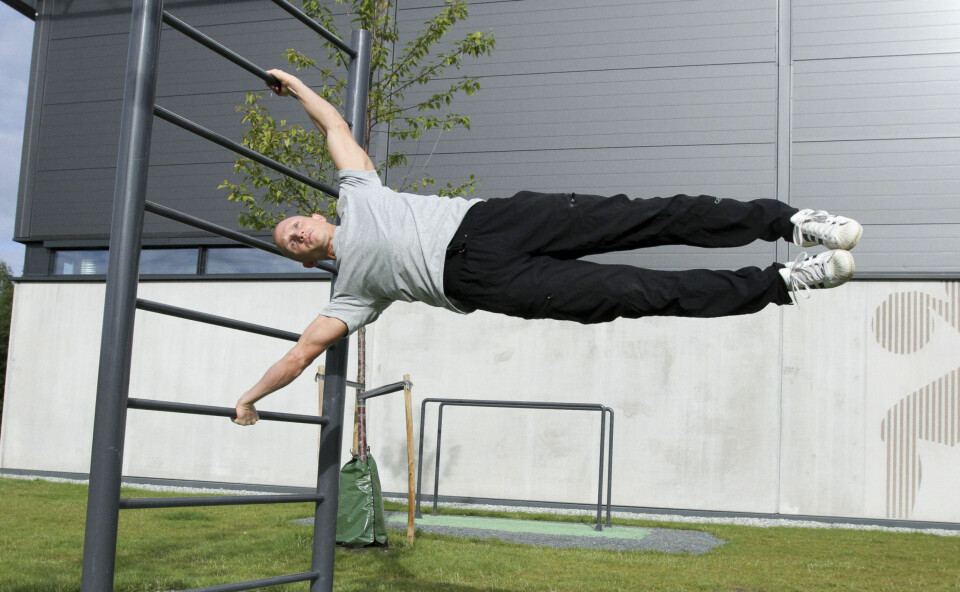 LASSE TUFTE er mannen bak «Tufteparkene». Her demonstrerer han øvelsen «Human Flag», en øvelse for de viderekommende, men som absolutt er fullt mulig å klare for mange av oss!