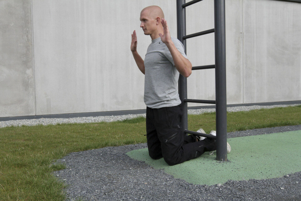 NORDIC HAMSTRING: Hold igjen på vei ned og fokuser på å holde spennet på vei oppover også.