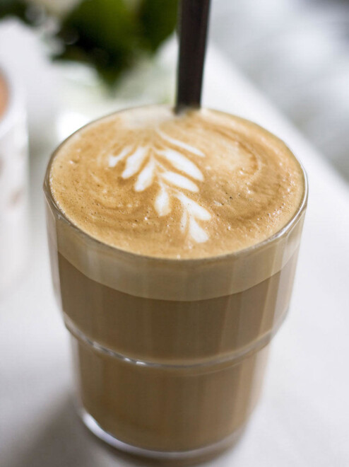 KALORIBOMBE? Ja, hvis du putter masse sukker og sjokoladesaus i kaffen så blir det fort en del ekstrakalorier. Men en kaffe latte bestående av lettmelk og kaffe ligger på rundt 125 kilokalorier og kan helt klart være et næringsrikt, lite mellommåltid.