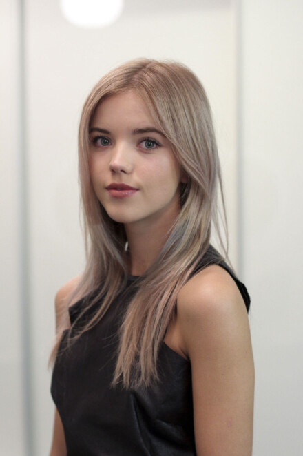 Modellen viser frem en av høstens hotteste trender nemlig duse farger i håret. Her er det brukt grått og blått sammen.