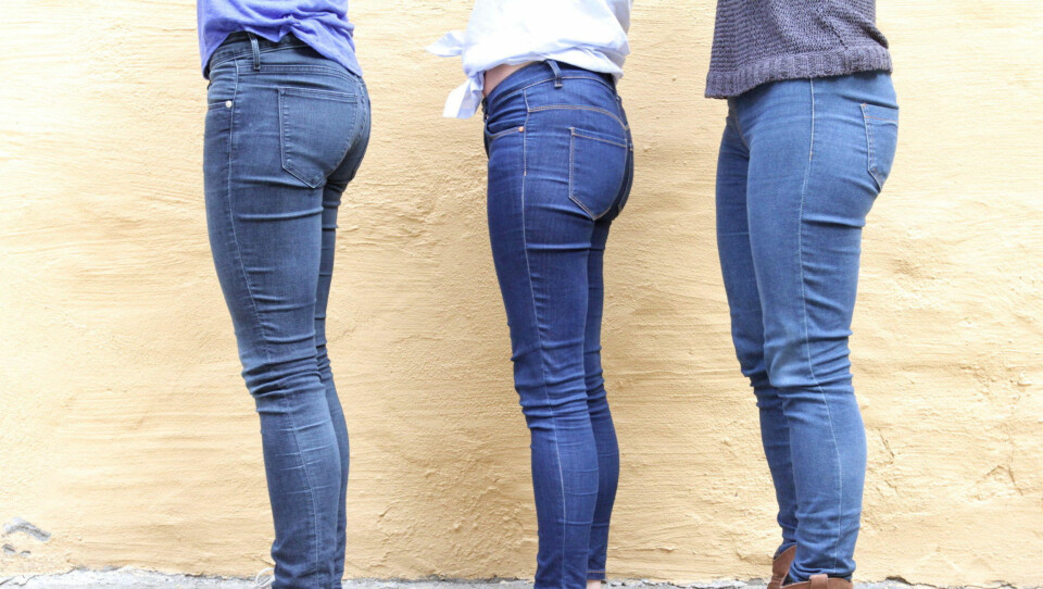 VANLIGE JEANS: Tre av testpersonene med sine tradisjonelle olabukser.