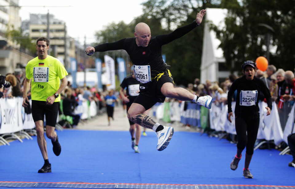 Glade løpere som er ved målstreken etter Oslo Maraton i 2013.