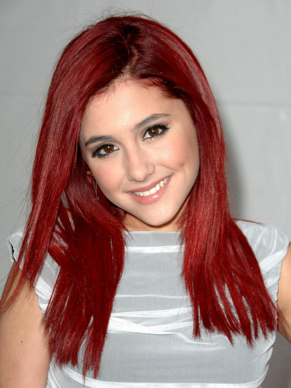 Ja, det er Ariana Grande på begge bildene