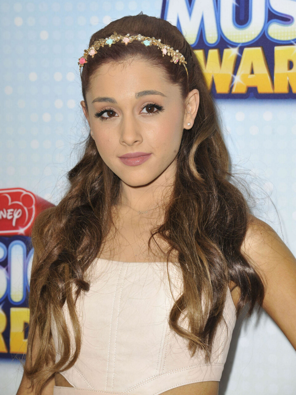 Ja, det er Ariana Grande på begge bildene