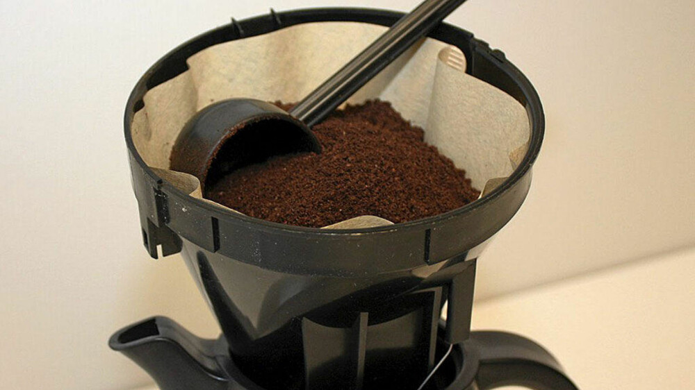 IKKE kast kaffegruten etter kaffen er klar. Den kan brukes til mye.