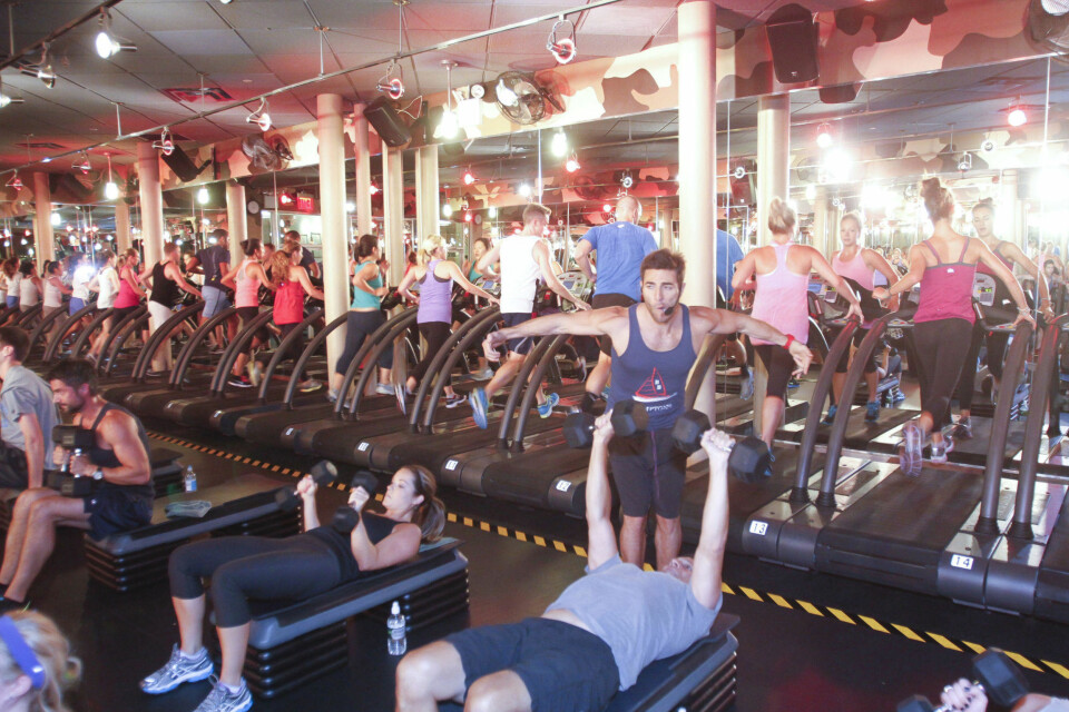 I USA: Et illustrasjonsbilde fra Barry`s Bootcamp i New York. Gruppetimene kan for eksempel være delt opp i 10-minutters bolker med styrkeøvelser og intervaller på mølla.