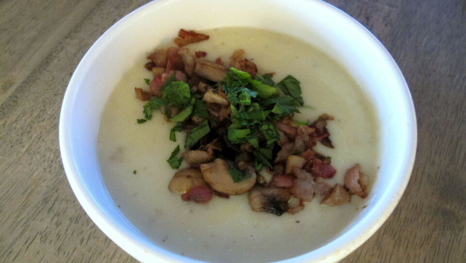 Blomkålsuppe med sopp og bacon, toppet med persille.