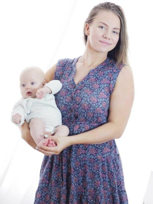 Jona med sin yngste sønn som er 19 måneder nå.