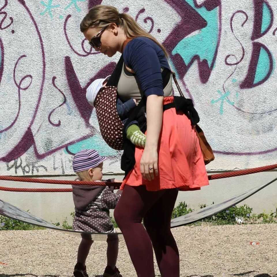 Mamma Jona med sine to yngste barn.