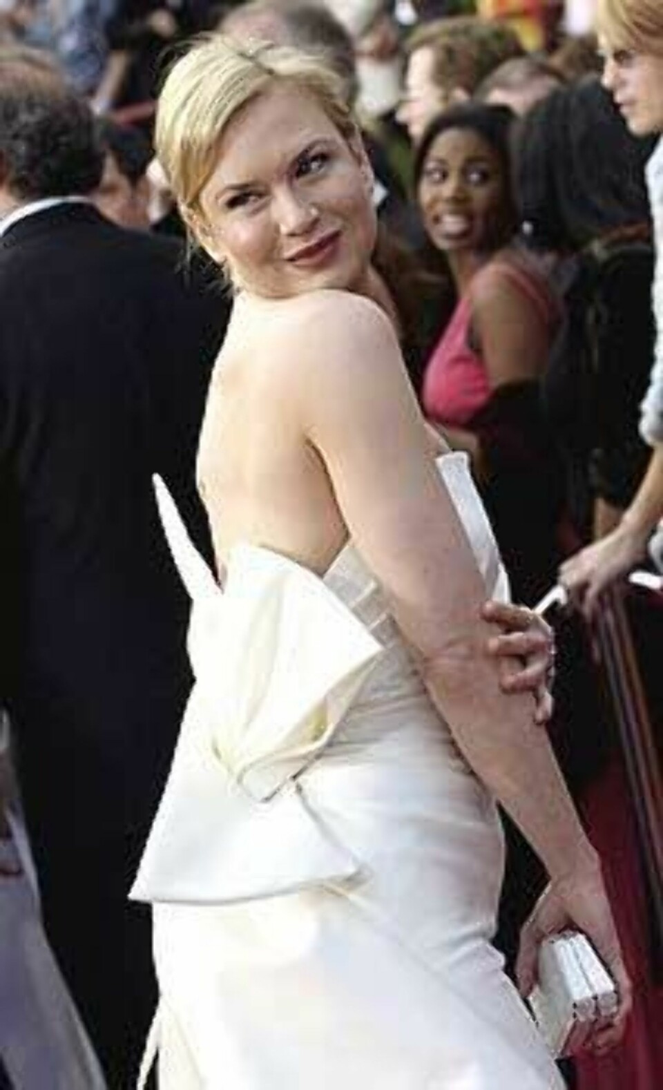 Renee Zellweger i 2004 kom i en lekker hvit kreasjon med utringning helt ned til korsryggen, skjult av en stor sløyfe. Kjolen var fra Caroline Herrera og Zellweger ble rost av moteskaperne.