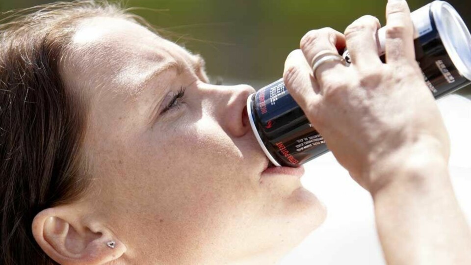 Verdens Helseorganisasjon (WHO) mener energidrikke bør ha lik aldersgrense som alkohol.