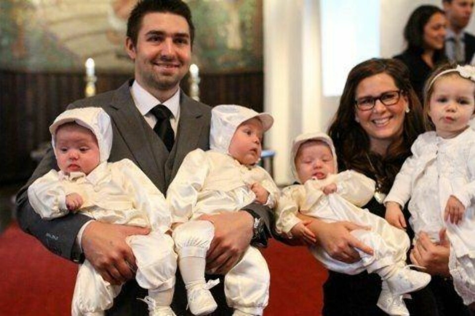 HELE FAMILIEN: 5. oktober ble trillingene døpt i Gjerpen kirke. Sofie på to år ble plutselig storesøster til tre brødre.