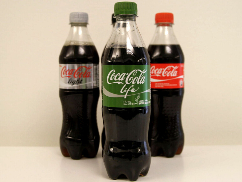 COCA COLA LIFE er søtet med stevia og inneholder færre kilokalorier sammenlignet med vanlig Cola.