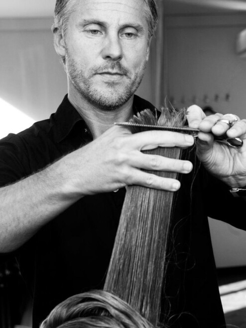 FORBEREDELSER ER VIKTIG: - Næring og kur som gir håret fukt er viktig før man skal bruke varmeverktøy, forteller Björn Axen-sjef og hårstylist Jonas Hellström.