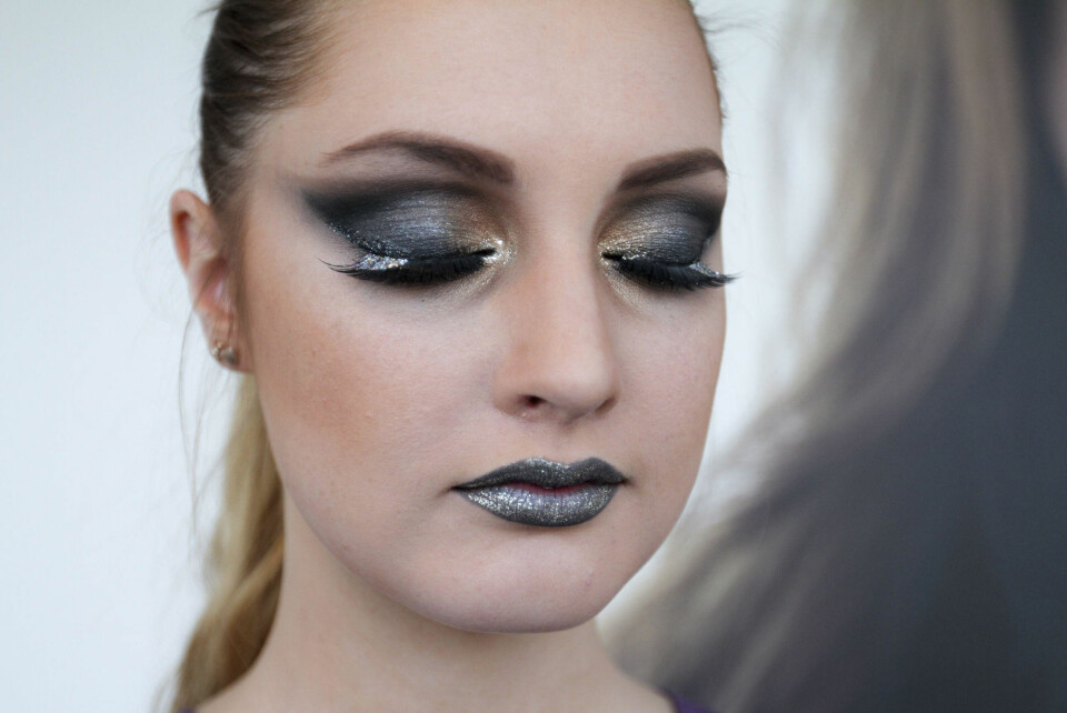 Fire produkter er alt du behøver for denne party-sminken