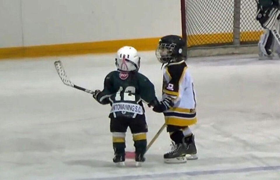 AMARA (4) hjalp Arabella (3) på beina igjen under hockeykampen.