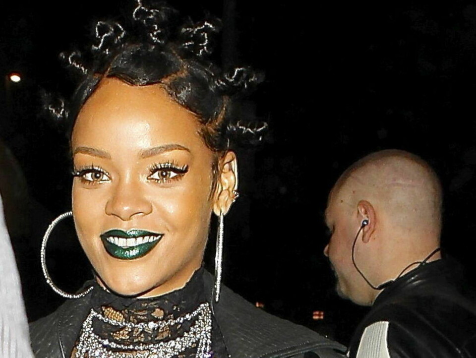 MAI 2014: 26-åringen med små «hårball-topper» plantet utover hodet. Dette blir for barnslig og upassende til en superstjerne som Rihanna.