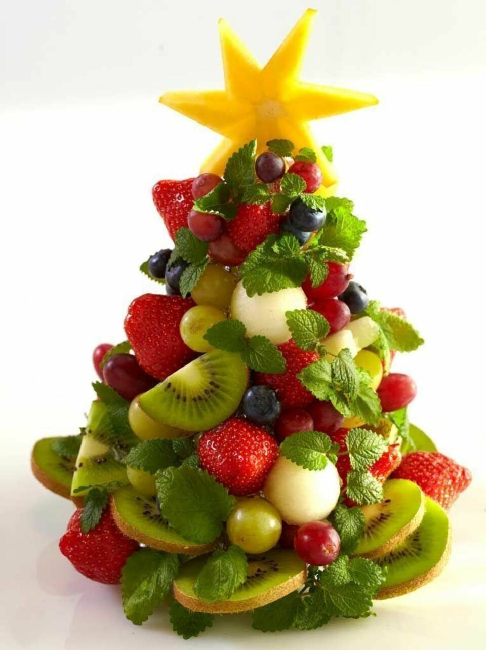 ET ANNERLEDES OG SUNT JULETRE: Frukten er festet med tannpirkere, og stammen er av kålrot og gulrot!
