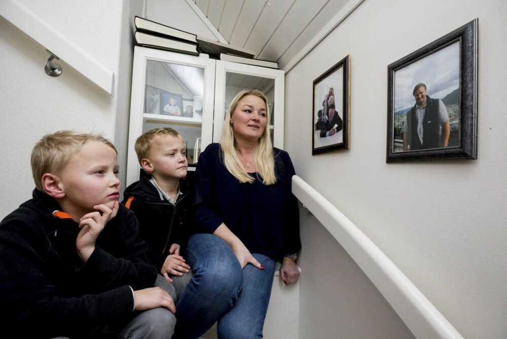 Noen ganger må Elias, Erik og mamma ta en gruppeklem. Da