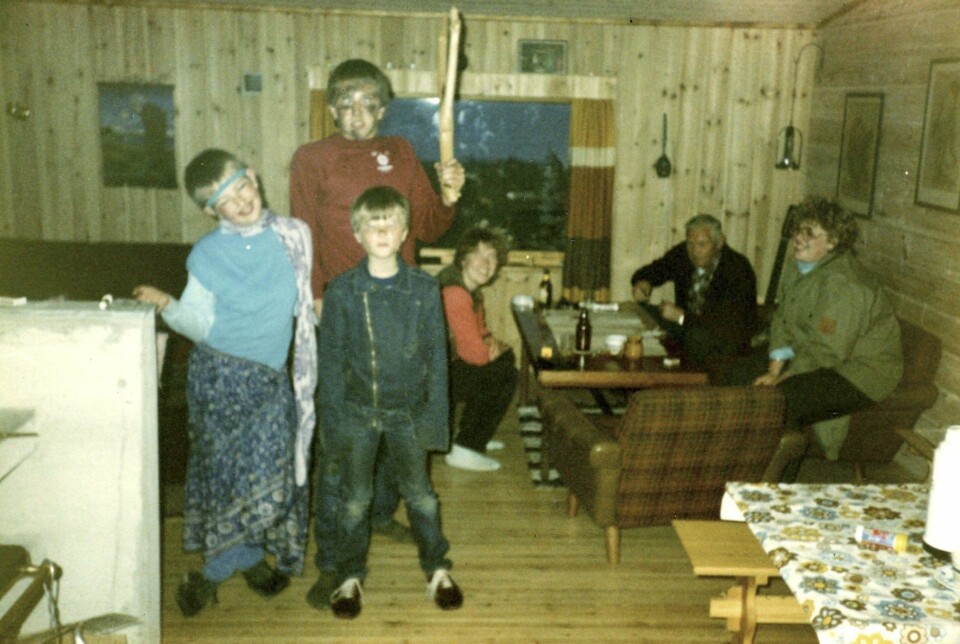UTKLEDD: Her har Arne og Jørn Borgersen fått med seg June (foran til høyre) på lek med krigsmaling i ansiktet. Det var ofte sånn: June ble med på den leken gutta hadde planlagt. Foto: Privat