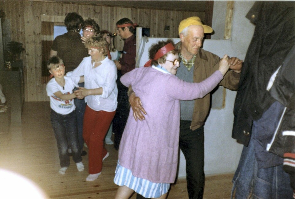 DANSETID: På fest må det også danses, Her svinger June seg, mens huset er fullt av venner og familie. Foto: Privat