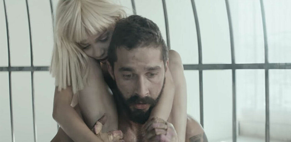 Se skjorteløs Shia LaBeouf (28) slåss med Maddie (12) i et bur