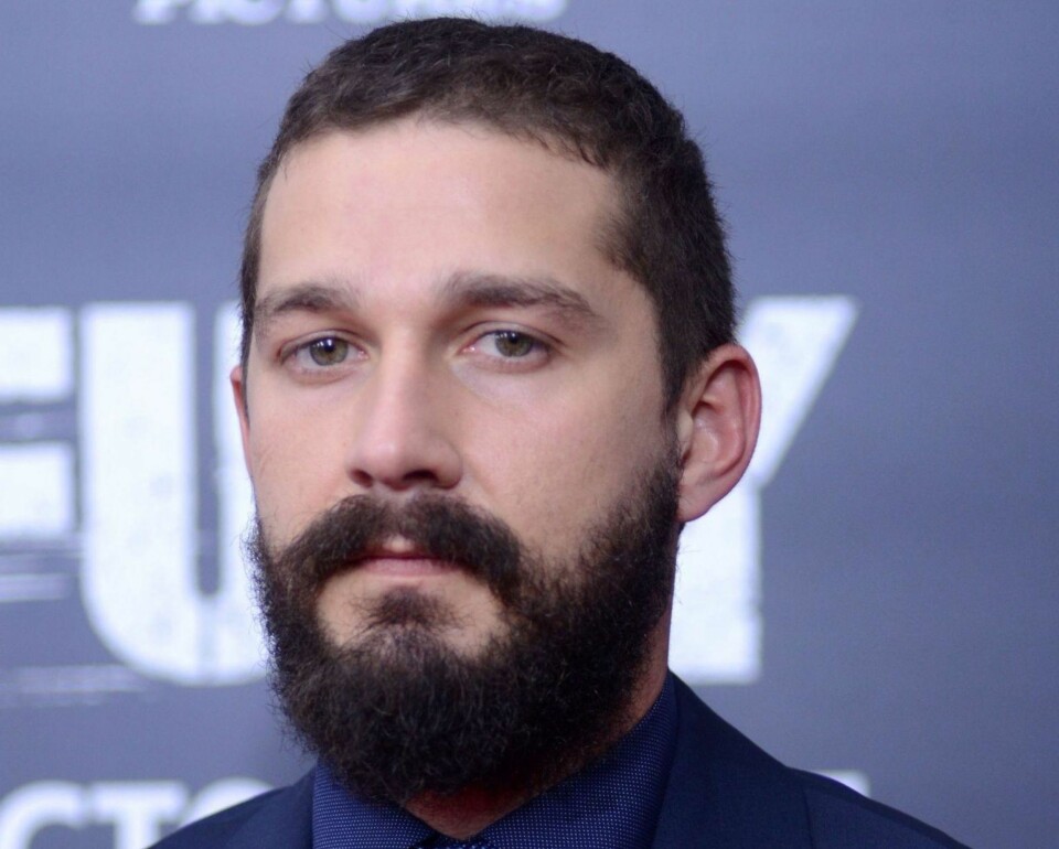 Se skjorteløs Shia LaBeouf (28) slåss med Maddie (12) i et bur