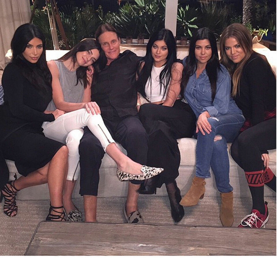 Bruce Jenner med Kim Kardashian (f.v.), Kendall Jenner, Kylie Jenner, Khloe Kardashian og Kourtney Kardashian.