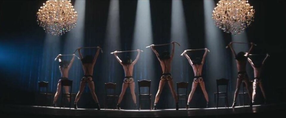 Halvnaken og fastbundet - igjen