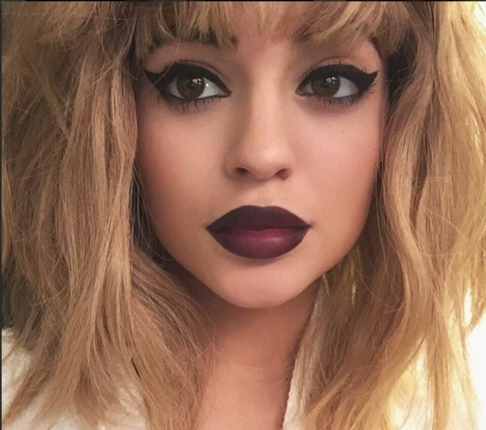KYLIE JENNER med en annen look.