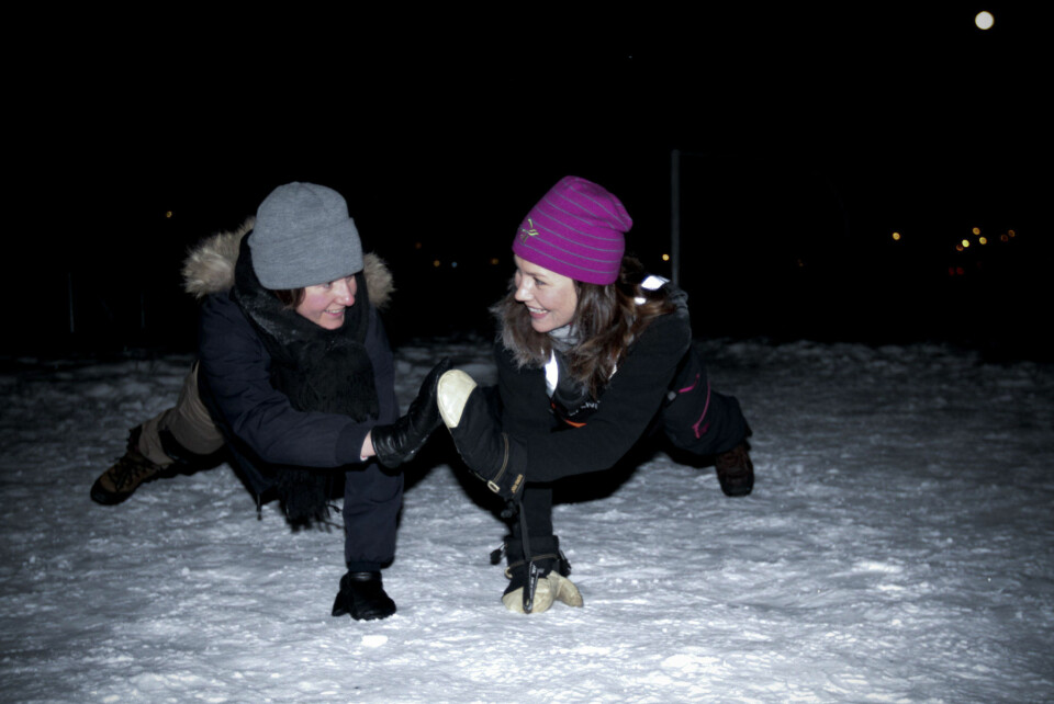 KALD PÅ NESA OG SVETT UNDER LUA: PT Monica Gulbrandsen og journalist Guro Holmene i pushups med klapp.
