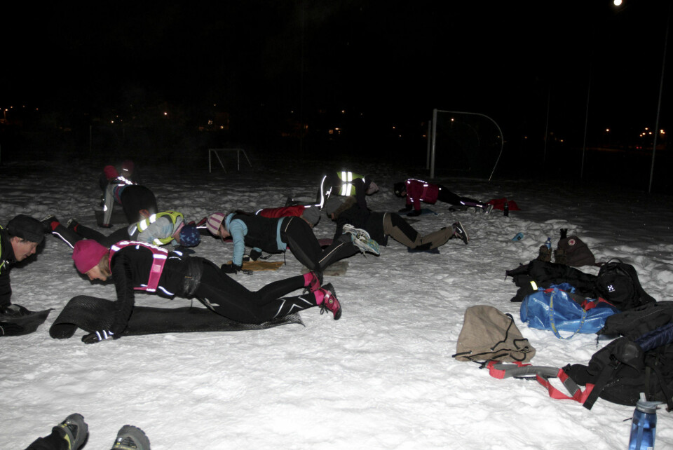 Pushups i snøen med underlag.